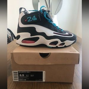 Preowned good condition sneakers